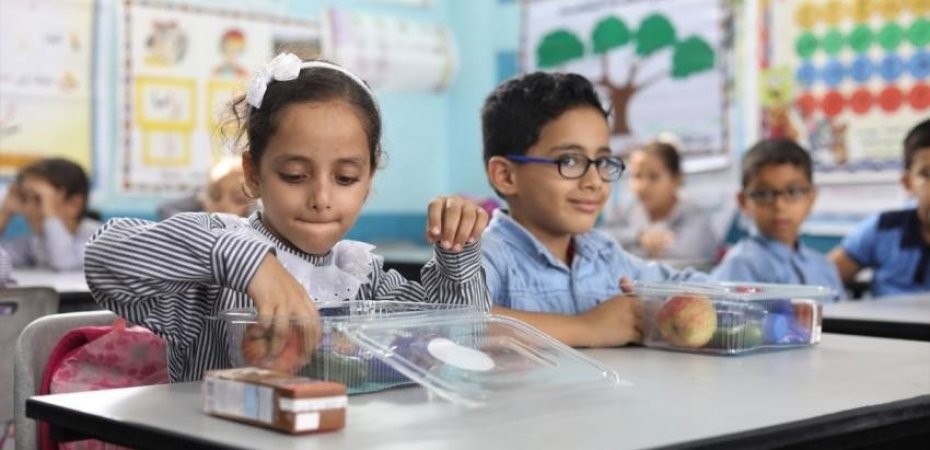 شاهد: قبيل بدء العام الدراسي الجديد.. جيوب فارغة والتزامات جديدة تثقل كاهل الغزّيين