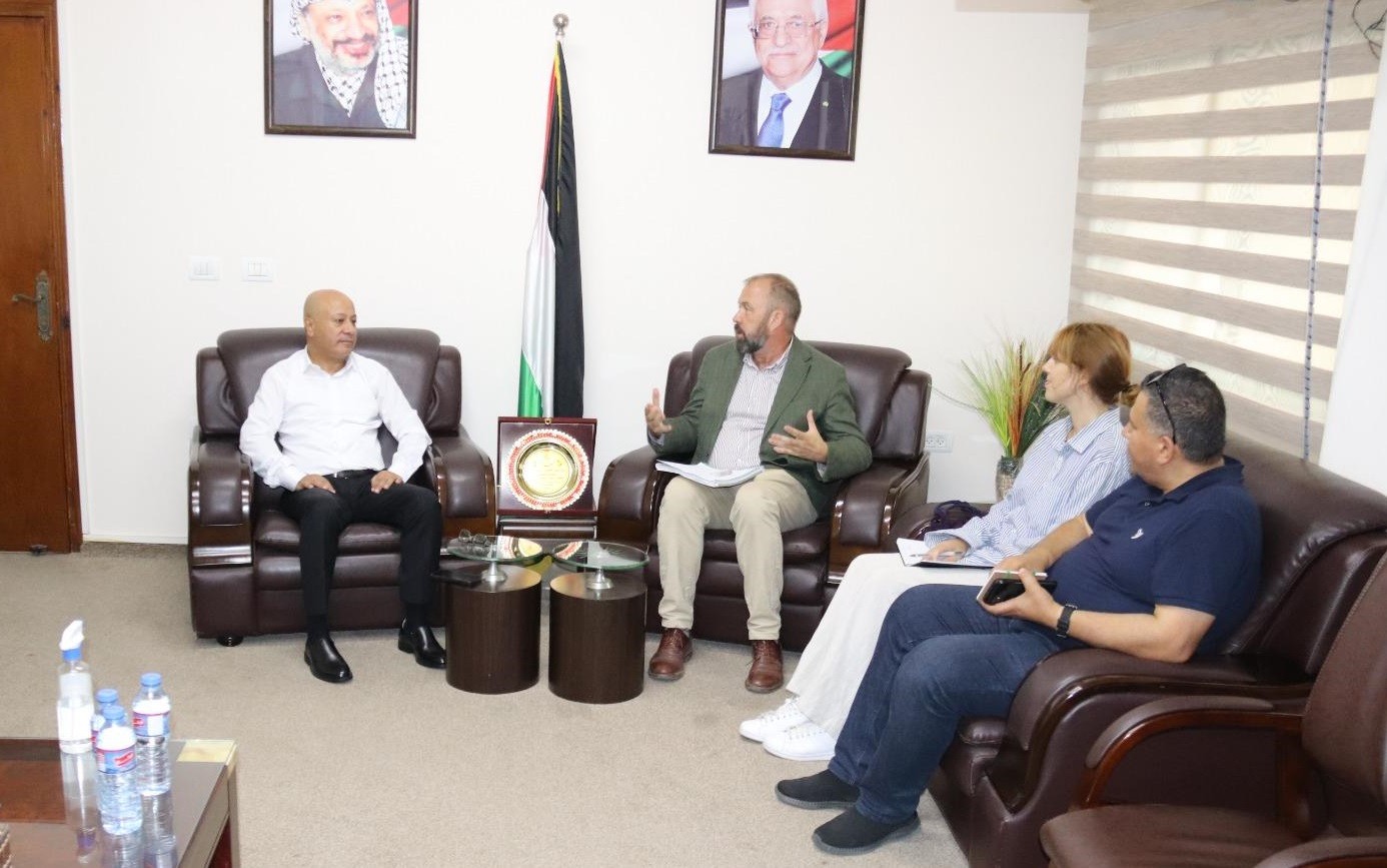 أبو هولي يبحث مع وفد من القنصلية البريطانية أزمة "الأونروا" المالية