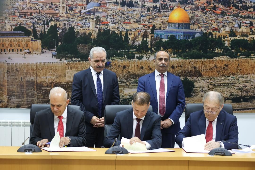 الحكومة الفلسطينية تُوقع عقد إنشاء صوامع القمح