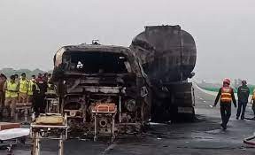 وفاة 20 شخصًا وإصابة 7 آخرين إثر حريق اندلع بحافلة ركاب في الباكستان 