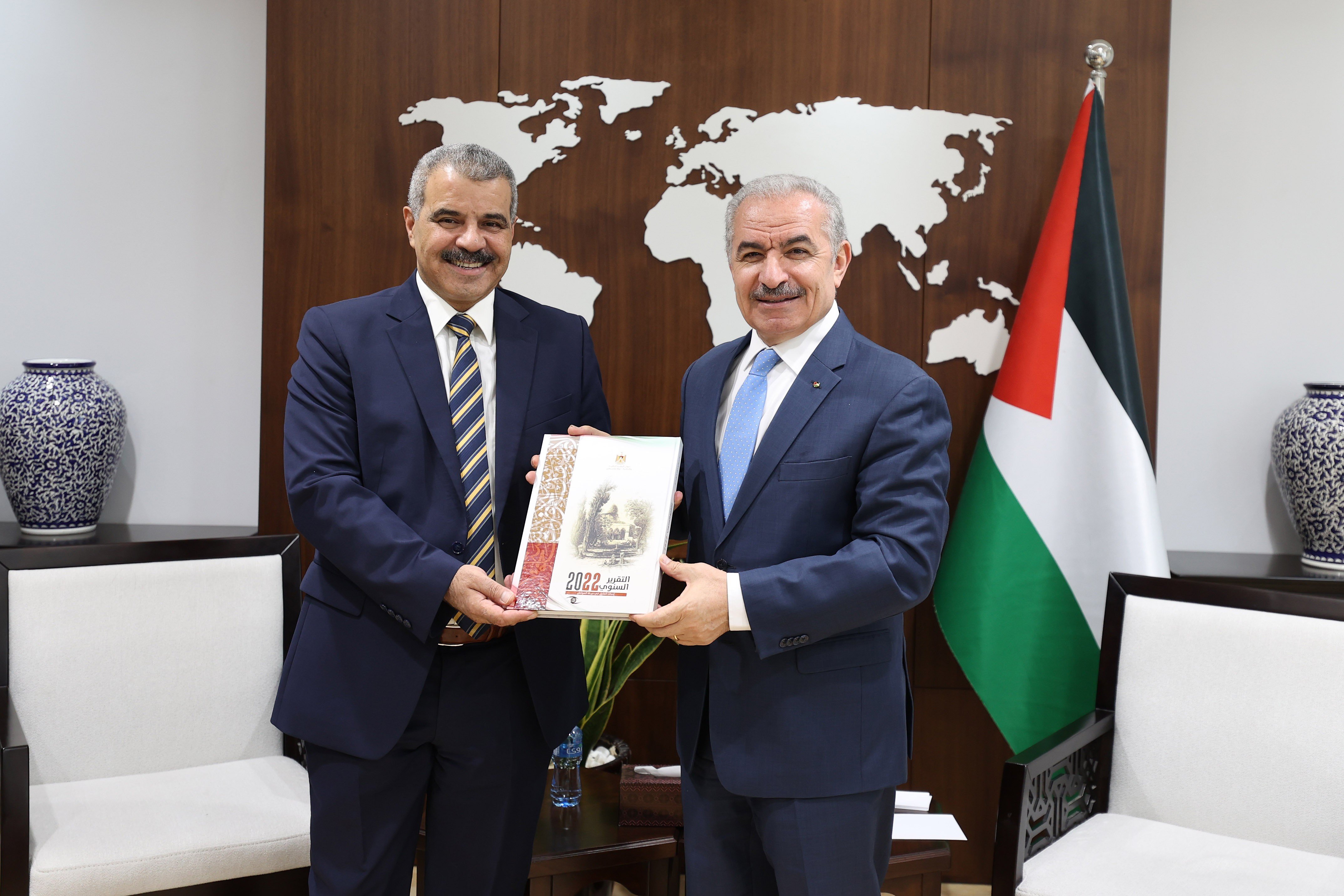 اشتية يتسلم التقرير السنوي لديوان الرقابة المالية والإدارية لعام 2022