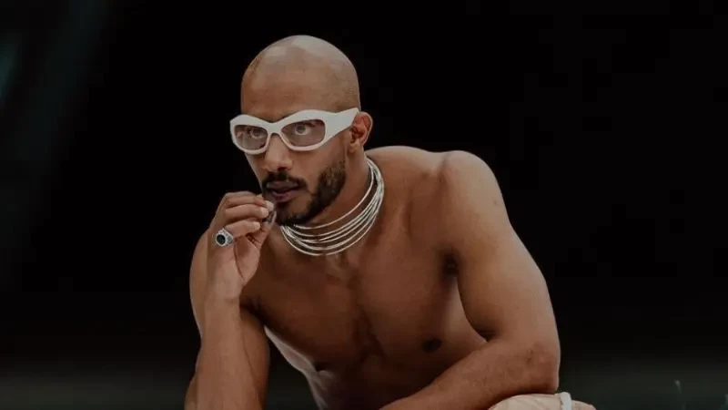 شاهد : تعري محمد رمضان على المسرح يستفز النقابة و الإعلام!