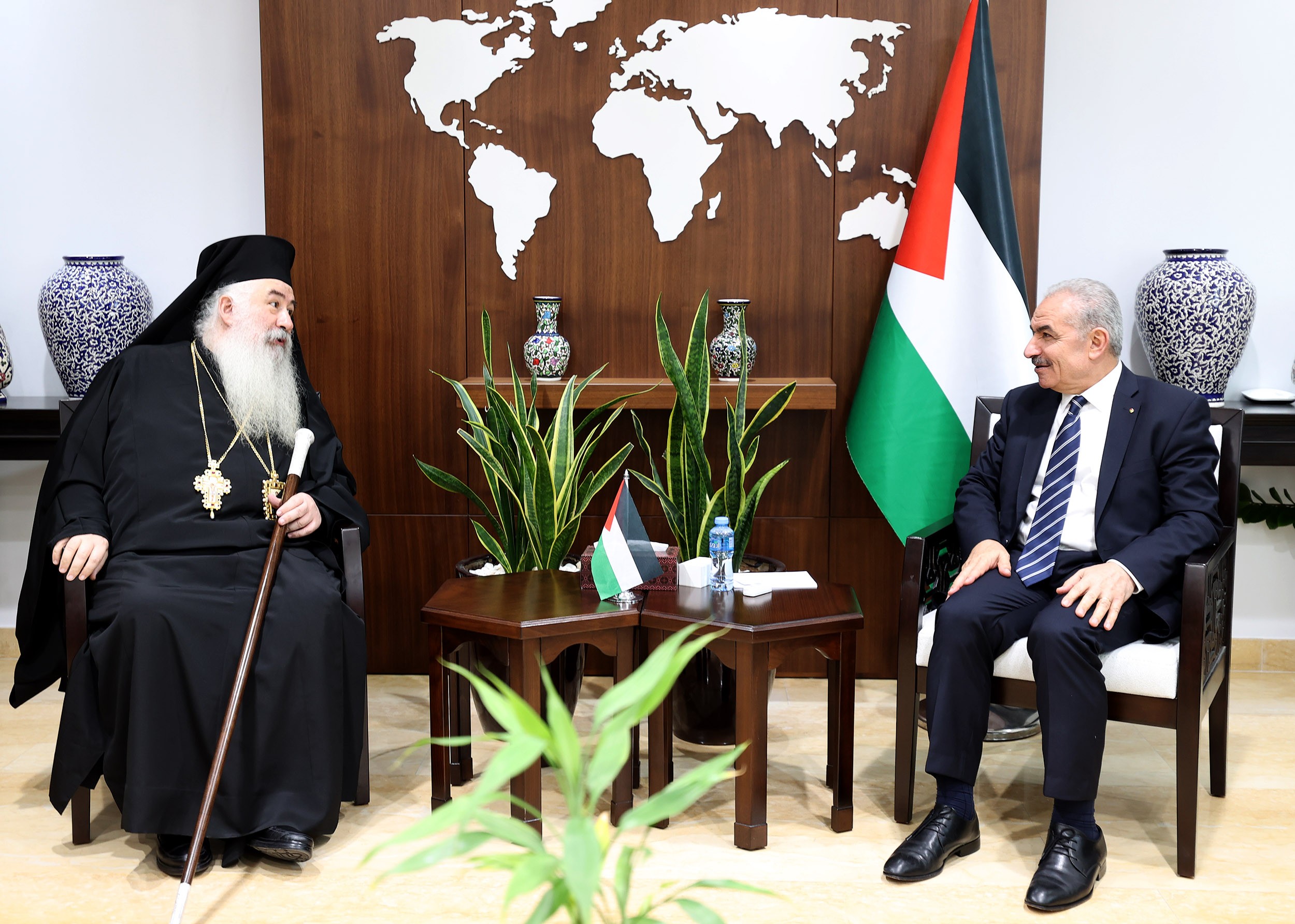 اشتية يستقبل مطران الأردن للروم الأرثوذكس في رام الله