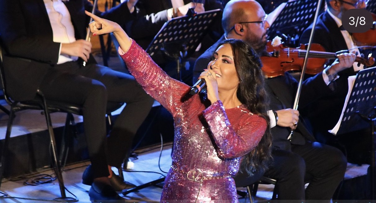 لطيفة توقف حفلها في قرطاج للاحتفال بعروسين وسط الجمهور