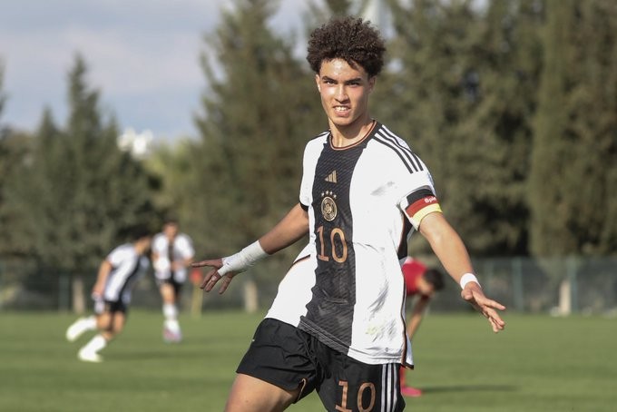 عراقي الأصل.. برشلونة يتعاقد مع لاعب واعد