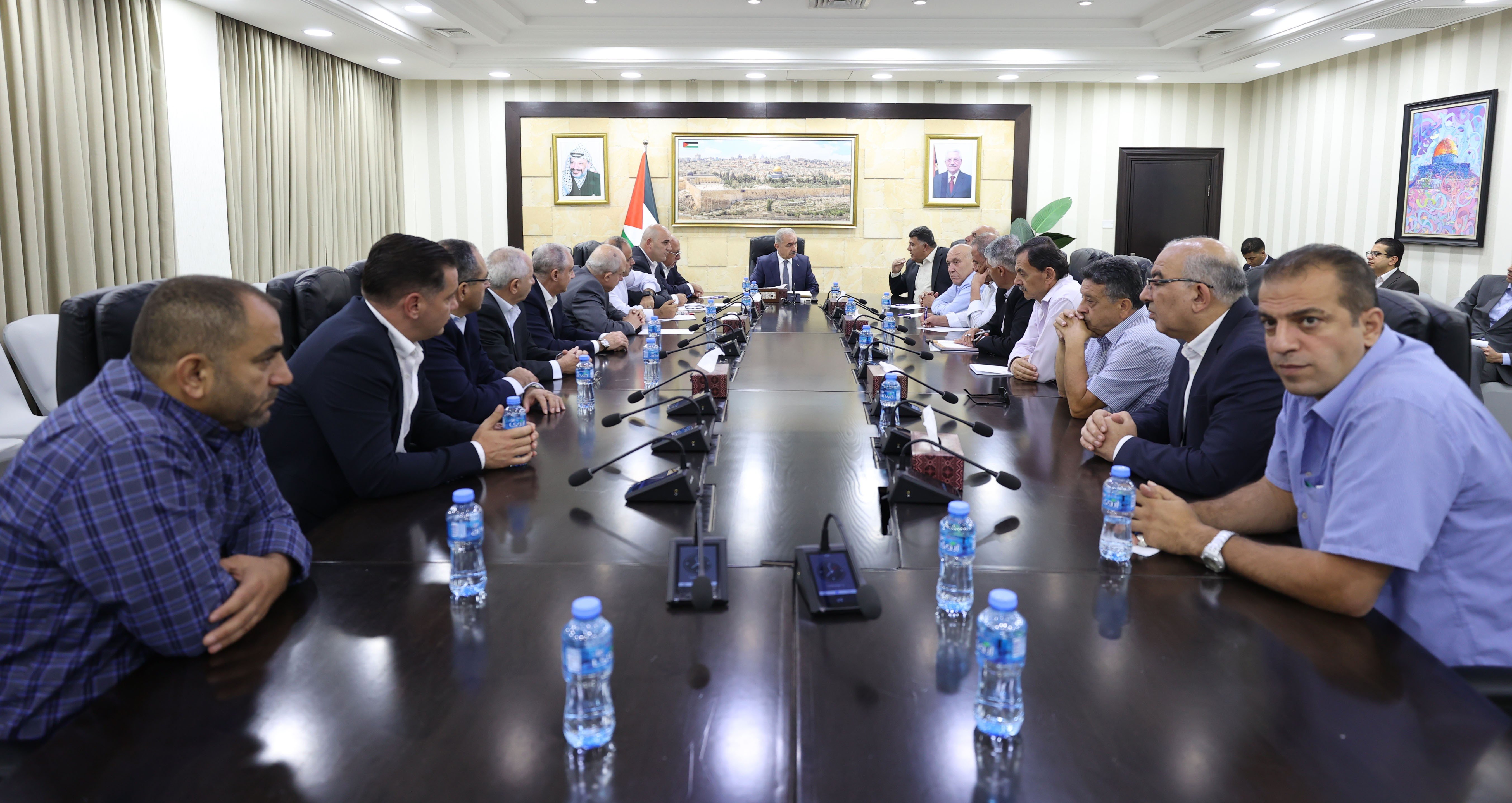 اشتية يلتقي فعاليات ومؤسسات محافظة نابلس ويطلع على أهم احتياجاتها