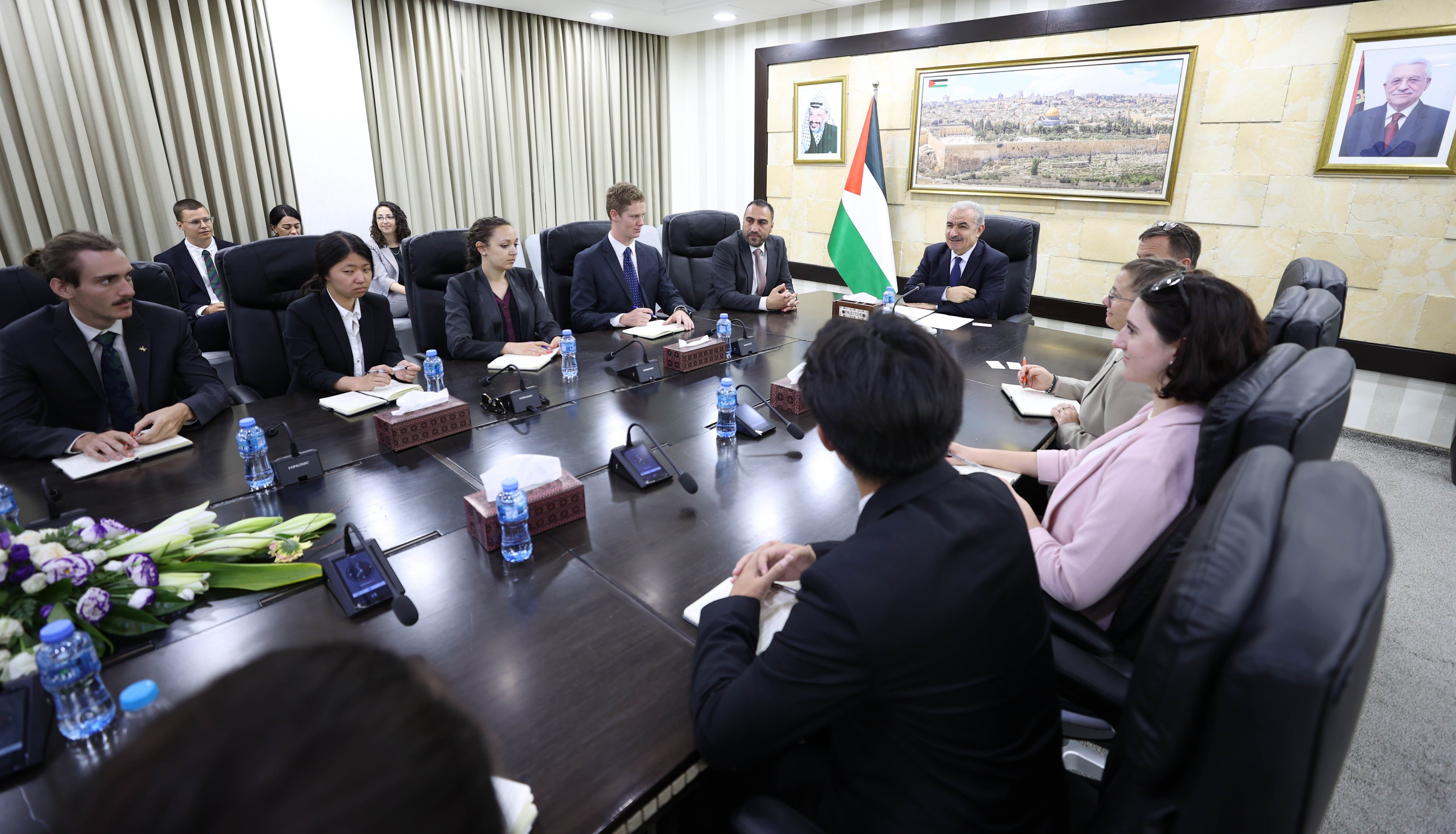 اشتية يستقبل وفدًا من أساتذة وطلاب دراسات دولية من جامعات أمريكية