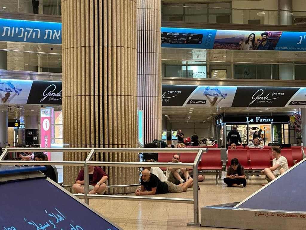 الحوثيون يُعلنون استهداف محيط مطار بن غوريون