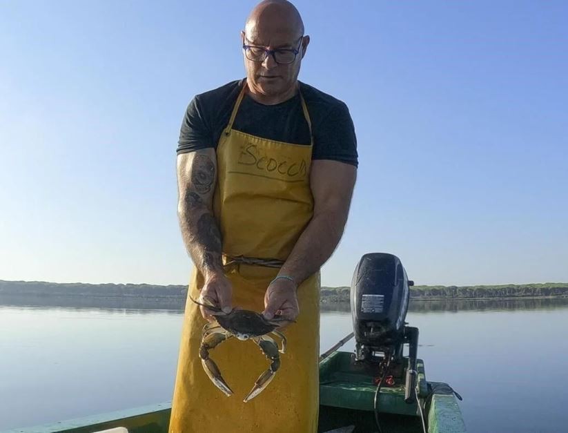 إيطاليون يكافحون غزو سرطان البحر