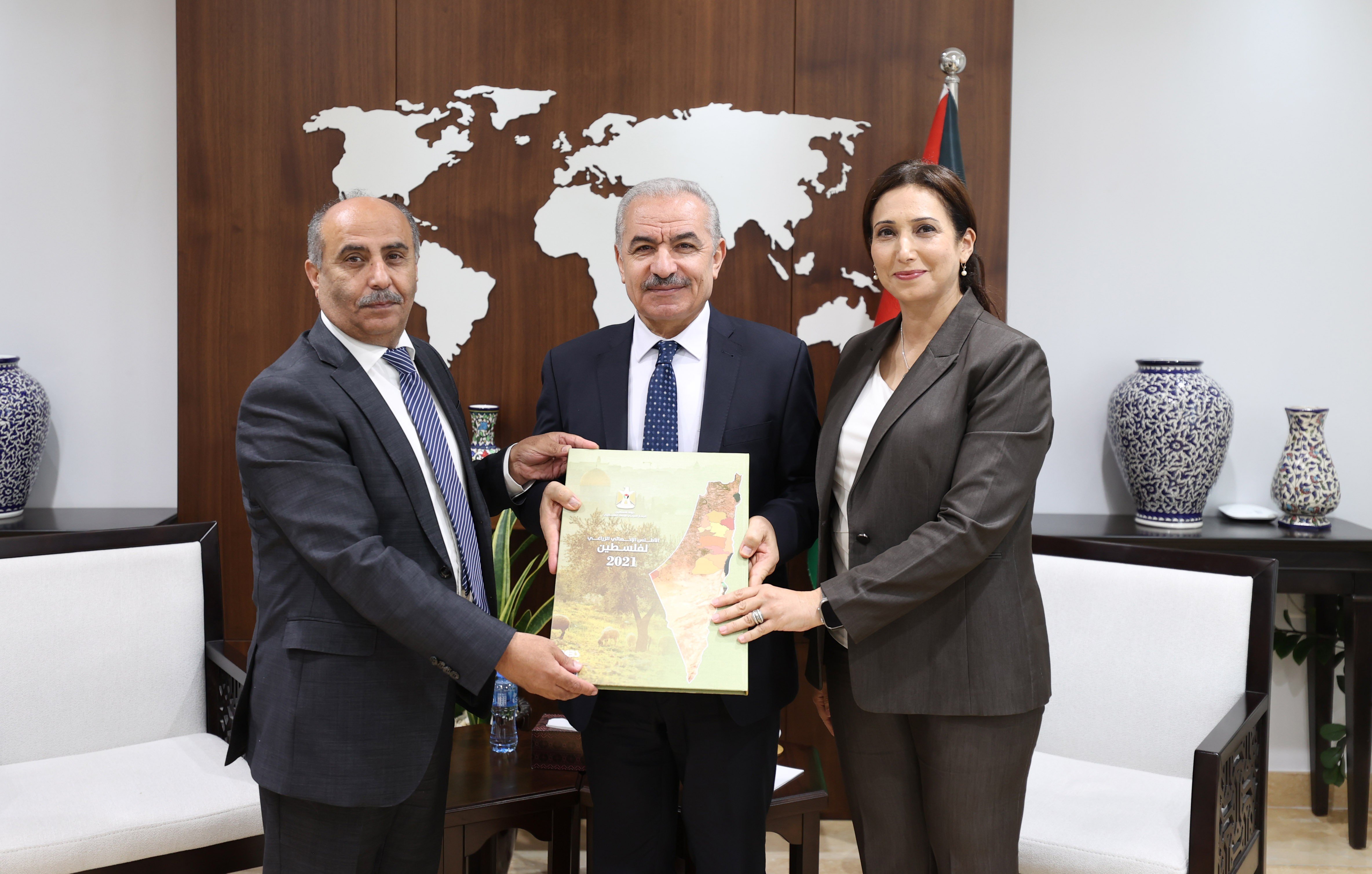 اشتية يتسلم الأطلس الإحصائي الزراعي لفلسطين 2021