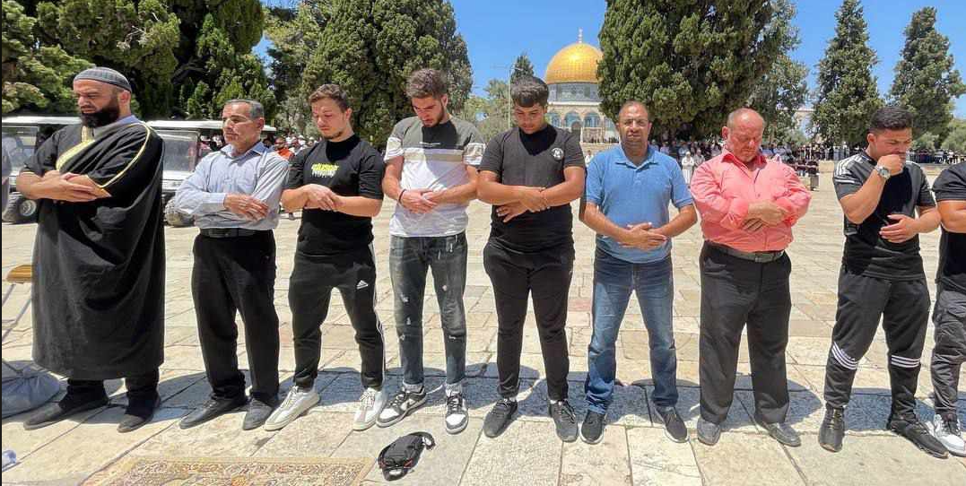 50 ألفًا يؤدون صلاة الجمعة في باحات المسجد الأقصى المبارك