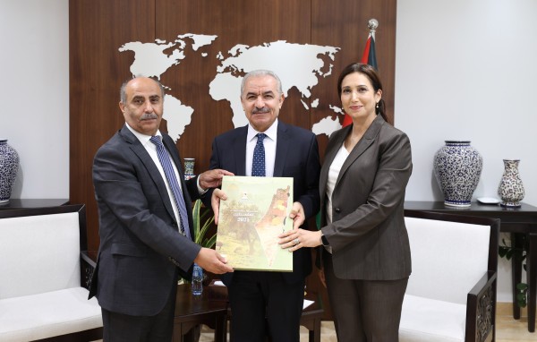 اشتية يتسلم الأطلس الإحصائي الزراعي لفلسطين 2021