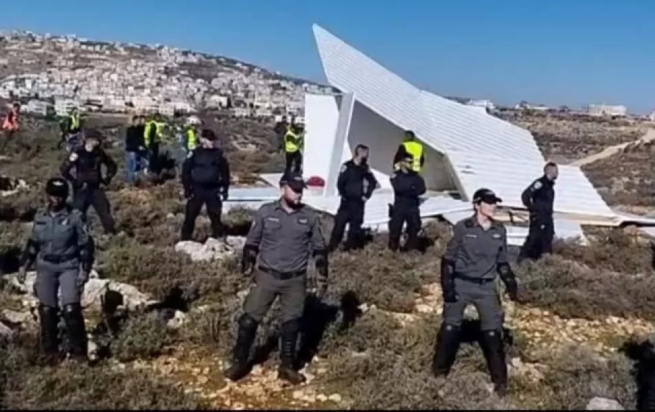 إخلاء بؤرة استيطانية مُقامة برام الله