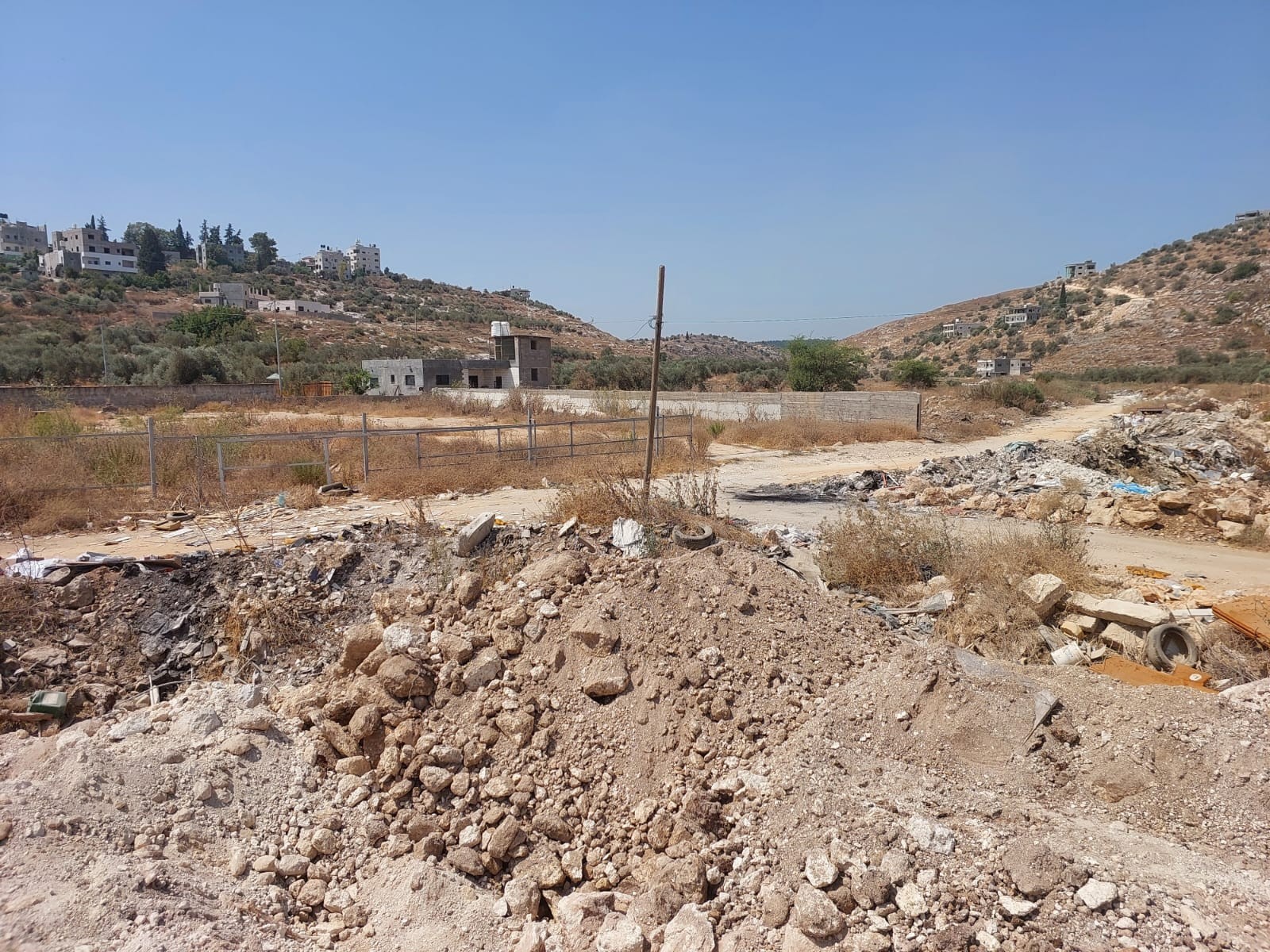 "جودة البيئة" تتابع شكوى تهريب نفايات الاحتلال إلى قرى رام الله