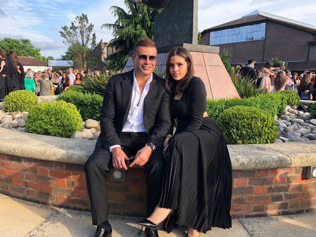 جنا عمرو دياب تحترف الغناء وتتعاقد مع شركة موسيقى أمريكية