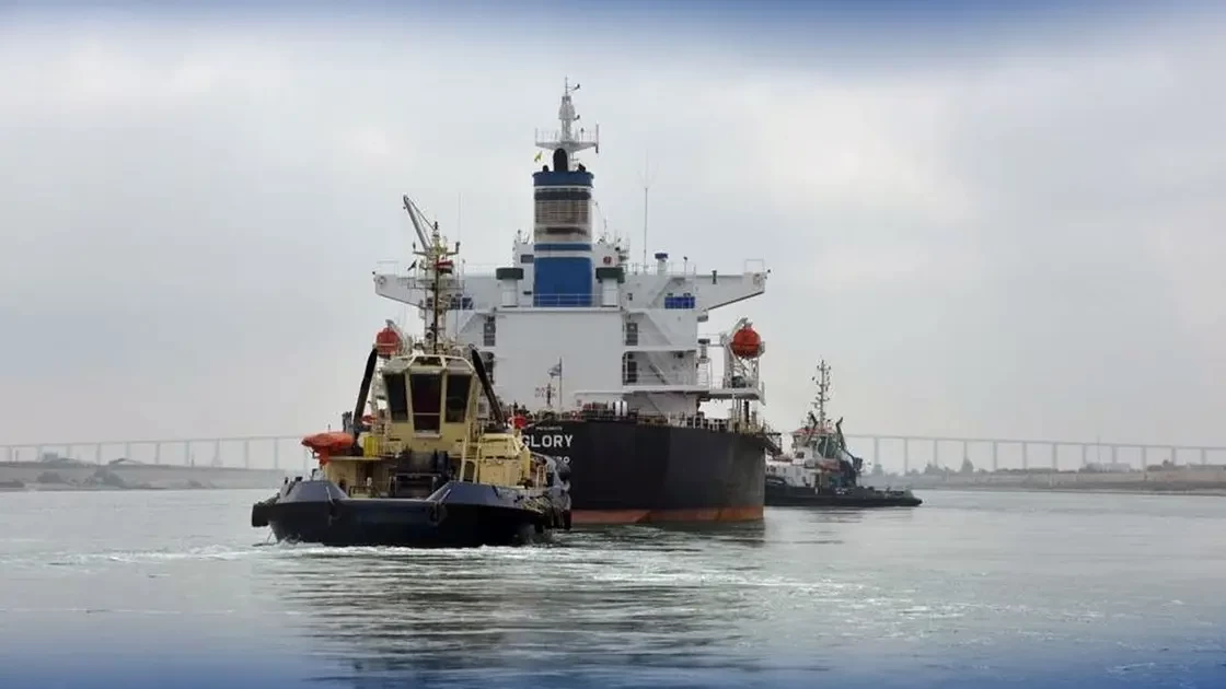 غرق قاطرة في قناة السويس بعد اصطدامها بإحدى الناقلات العابرة