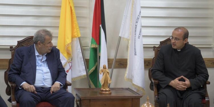 خوري يلتقي راعي كنيسة اللاتين في بيت ساحور