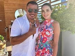 شاهد : قبلة عمرو دياب لداليدا خليل تثير التكهنات حول ارتباطهما