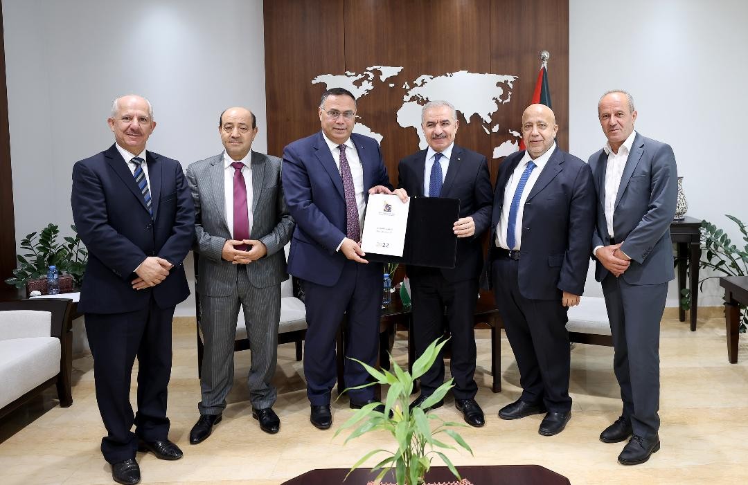 اشتية يتسلم التقرير السنوي لهيئة التقاعد الفلسطينية لعام 2022