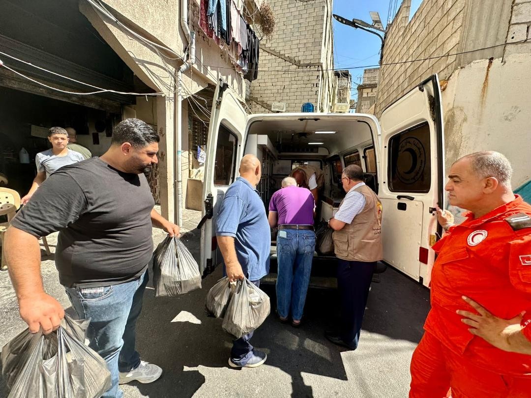 توزيع وجبات غذائية على النازحين من مخيم عين الحلوة