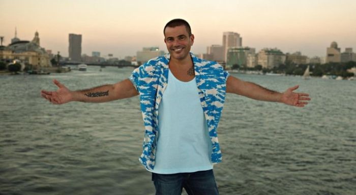 عمرو دياب في ظهور مفاجئ على شاطئ البحر