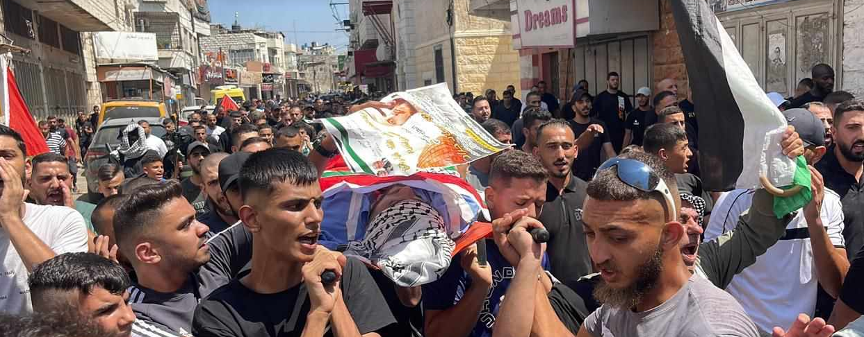 أهالي طولكرم يُشيعون جثمان الشهيد محمود جراد