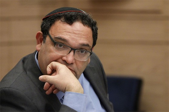 يديعوت : على نتنياهو أن ينقذ الحريديم من زعمائهم