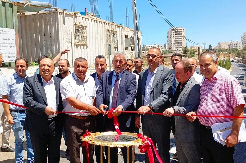 الصالح يفتتح مشاريع تطويرية بقيمة 10 ملايين شيقل في الخليل
