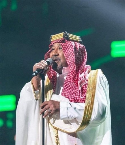 الشاب خالد يلفت أنظار جمهوره بالزي السعودي
