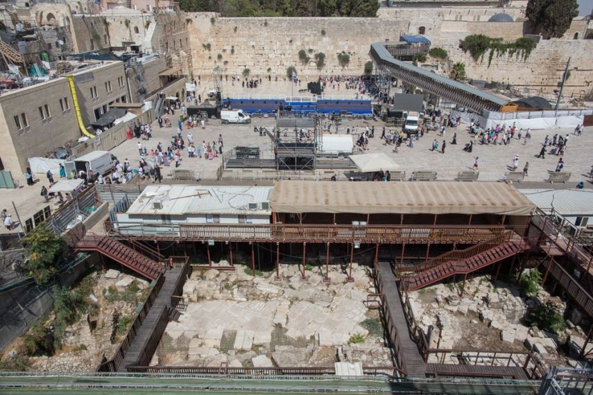 منها افتعال هزة أرضية أسفل المسجد