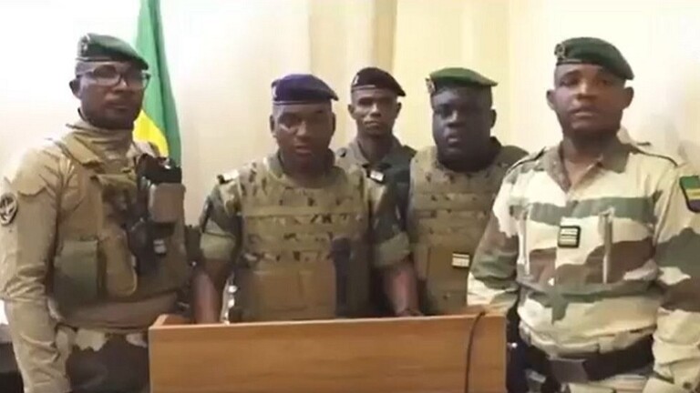 العسكريون في الغابون يقيلون الرئيس بونغو ويعلنون قرب اختيار قائد جديد