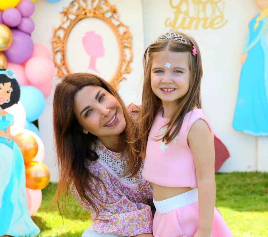 ابنة نانسي عجرم تغني"تيجي ننبسط" بطريقتها الخاصة وتشعل السوشيال ميديا