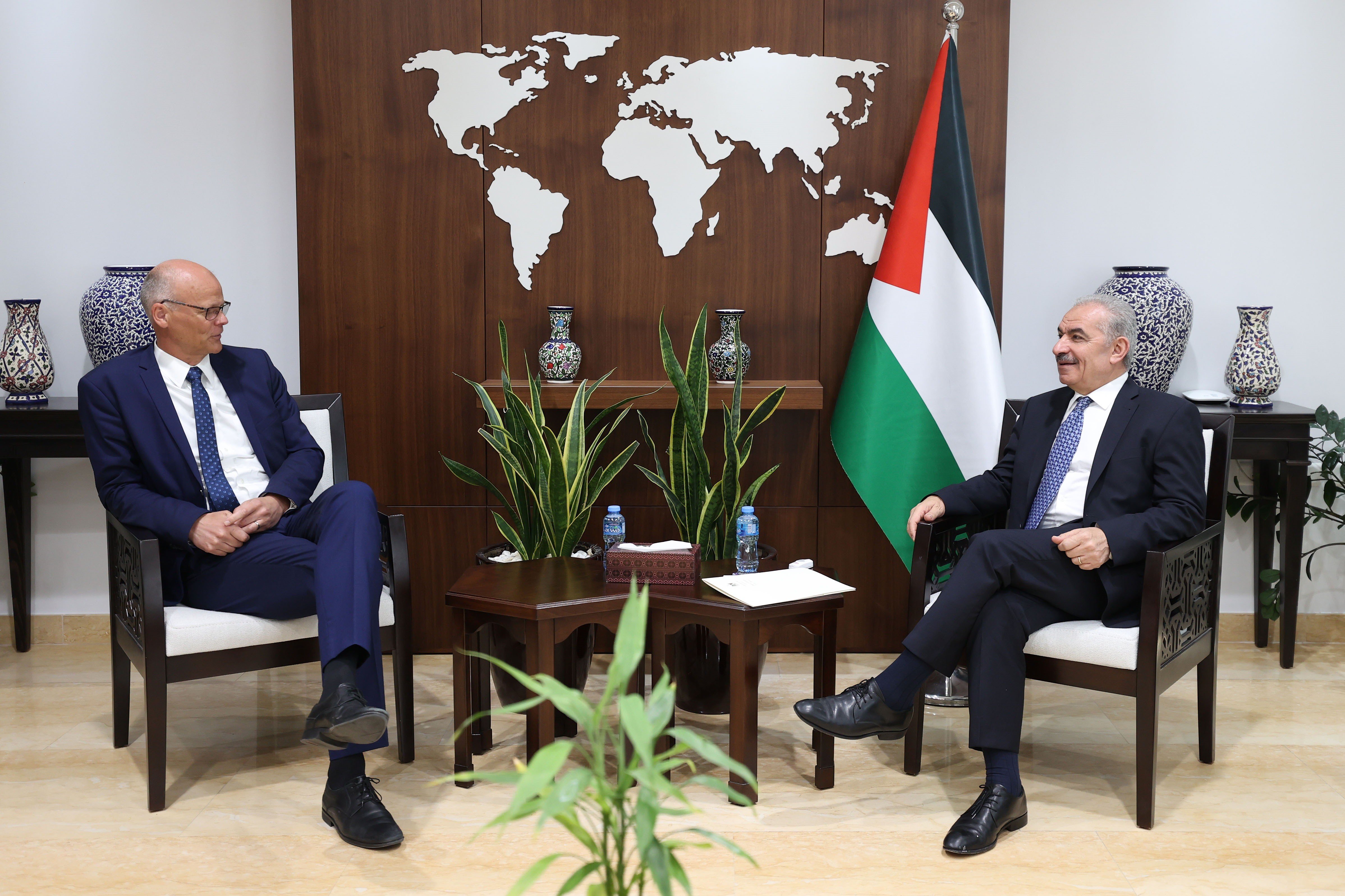 اشتية يستقبل ممثل البنك الدوليّ لدى فلسطين