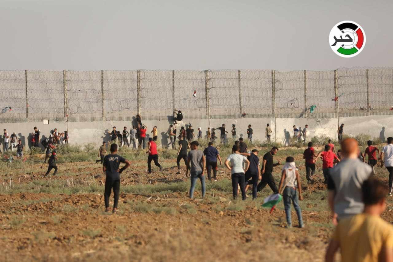 شبان يتظاهرون عند السياج الفاصل شرق مدينة غزّة 