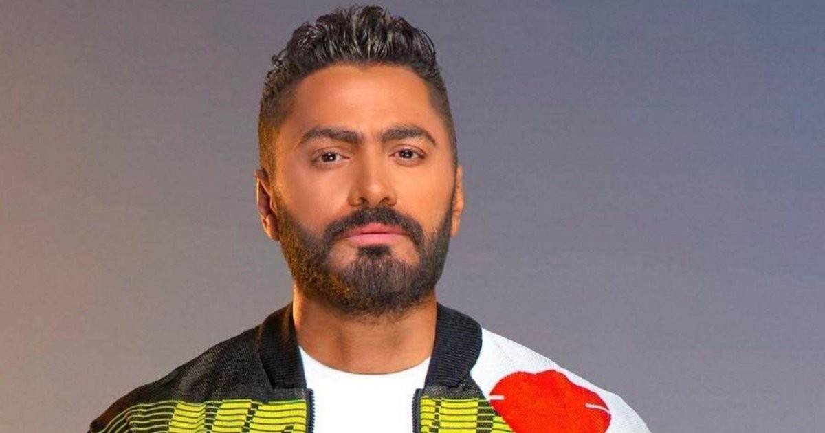 تامر حسني يحتفل بعيد ميلاده ال46 مع عائلته في ظهور نادر لوالدته