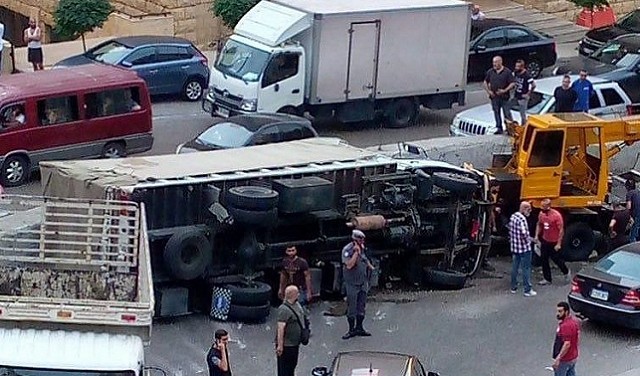 الجيش اللبناني يُصدر بيانًا بشأن حادثة انقلاب حافلة تتبع لحزب الله في الكحالة