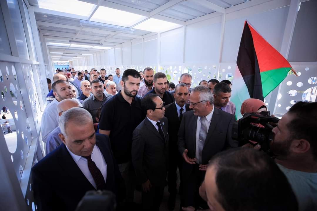 بالصور: افتتاح جسر مشاة في القرارة جنوب قطاع غزة