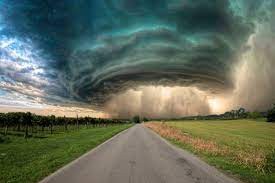 التفسيرات النفسية وراء الحلم بالإعصار