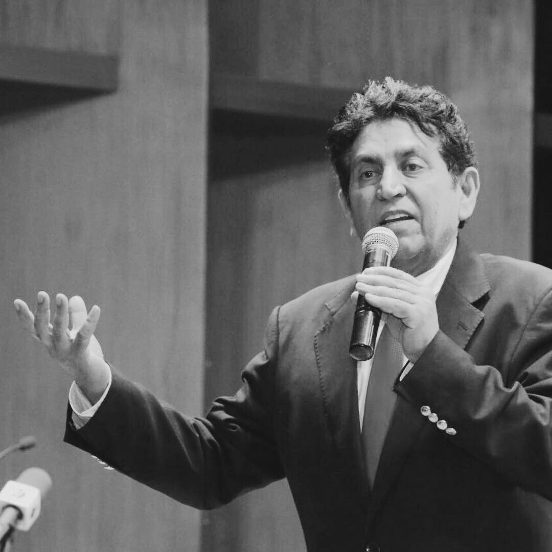 كريم العراقي يلقي قصيدة داخل المستشفى قبل رحيله