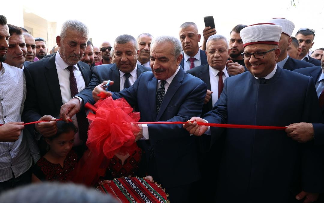 اشتية يفتتح المبنى الجديد لكلية العلوم الإسلامية في الخليل