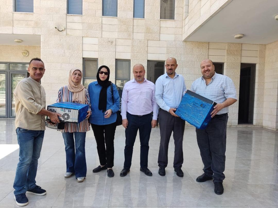 الاتصالات تسلّم أجهزة حاسوب لصالح المركز الكوري التابع لبلدية جنين