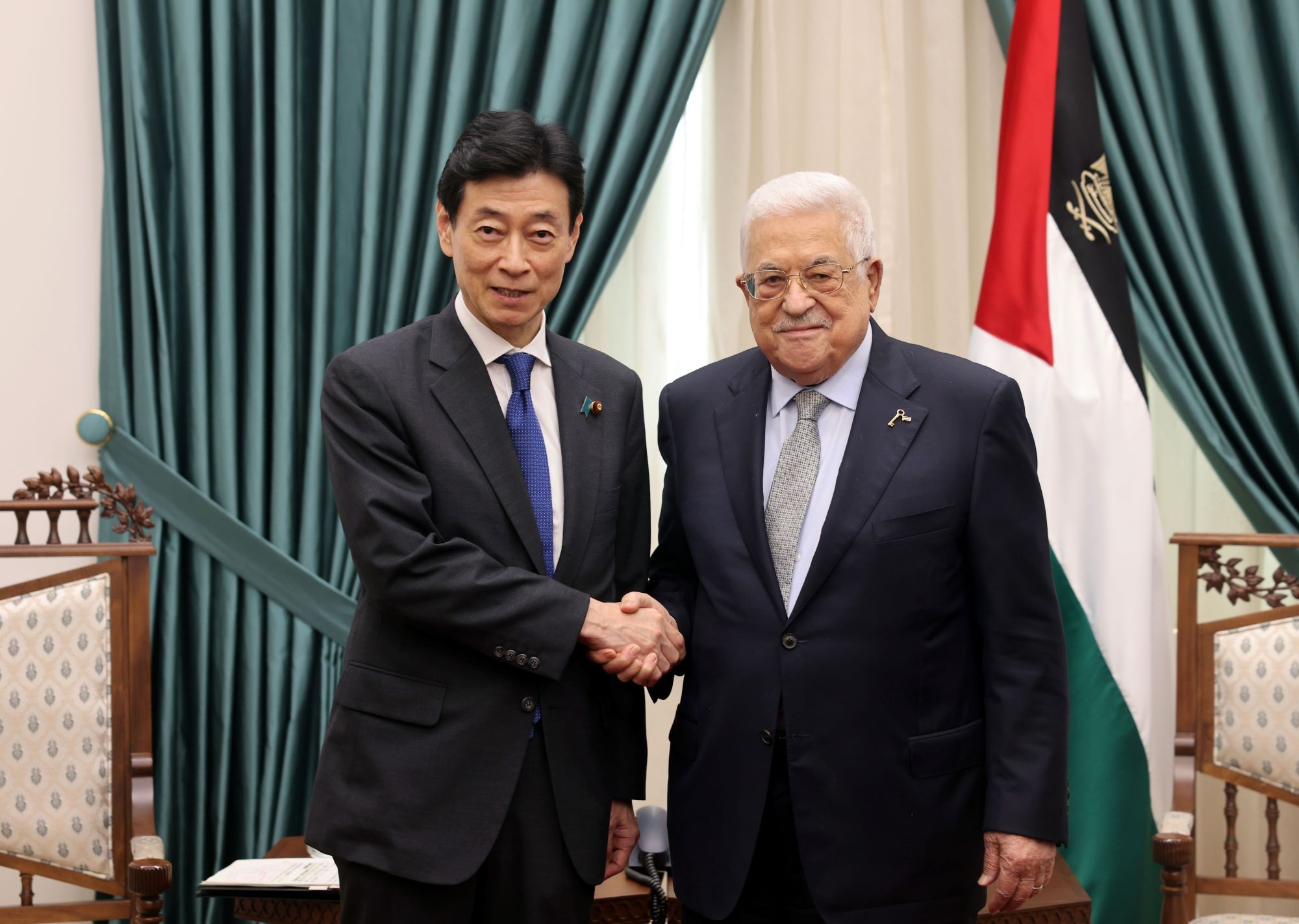 تفاصيل لقاء الرئيس عباس بوزير الاقتصاد والتجارة والصناعة الياباني