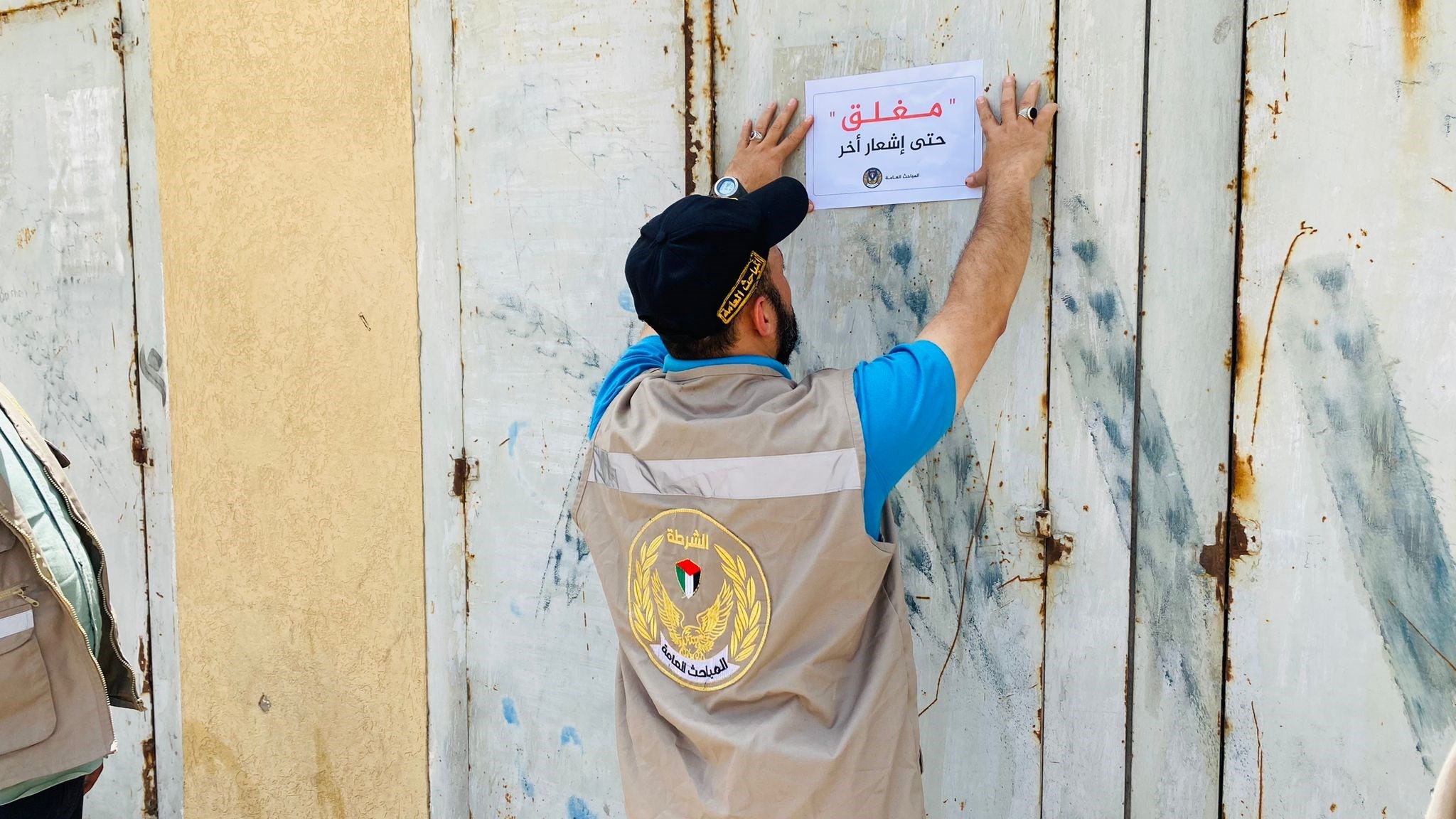 المباحث العامة بغزة تُخطر 5 منشآت تجارية وتموينية مخالفة