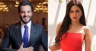 نيشان ساخرا من غياب ياسمين عز بحفل منتدى الإعلام العربي: يمكن بتحضّر صوتها الشتوي