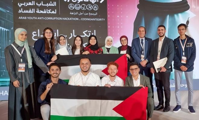 فريق جامعي من غزة يتوّج بجائزة في قطر حول مكافحة الفساد