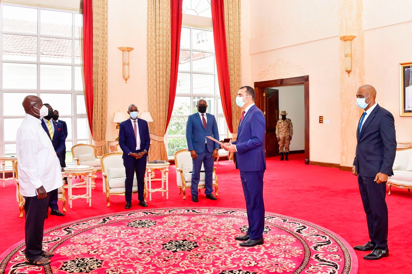 السفير حازم شبات يقدم أوراق اعتماده لرئيس جمهورية اوغندا