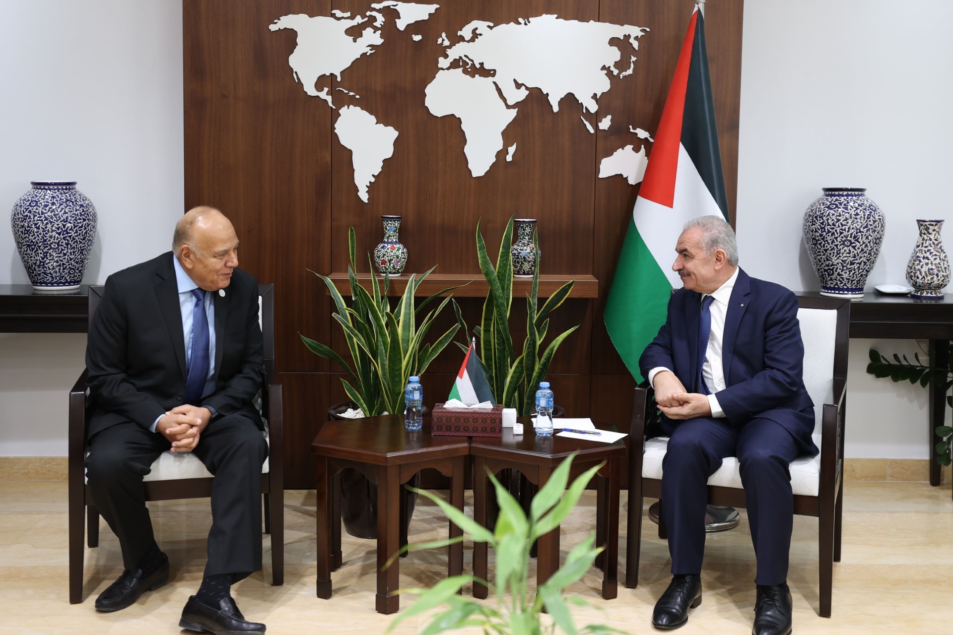 تفاصيل لقاء اشتية مع أمين عام اتحاد الجامعات العربية