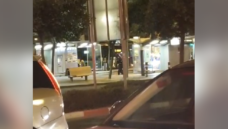 بالفيديو: الاحتلال يطلق النار على فلسطيني بزعم تنفيذه عملية طعن في القدس