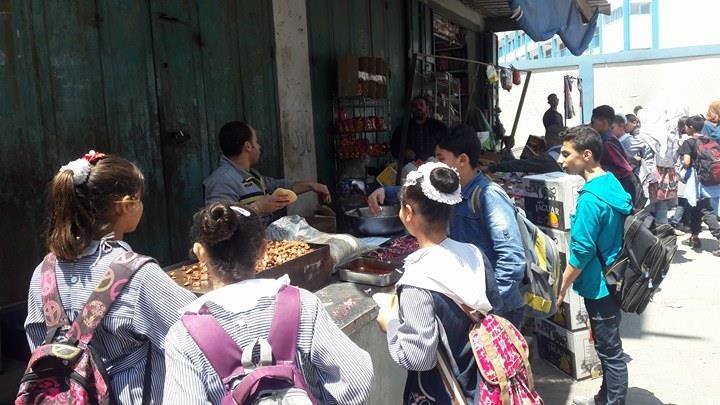 تقرير: الباعة المتجولون على أبواب المدارس.. قنابل موقوتة وأمراض متنقلة!!