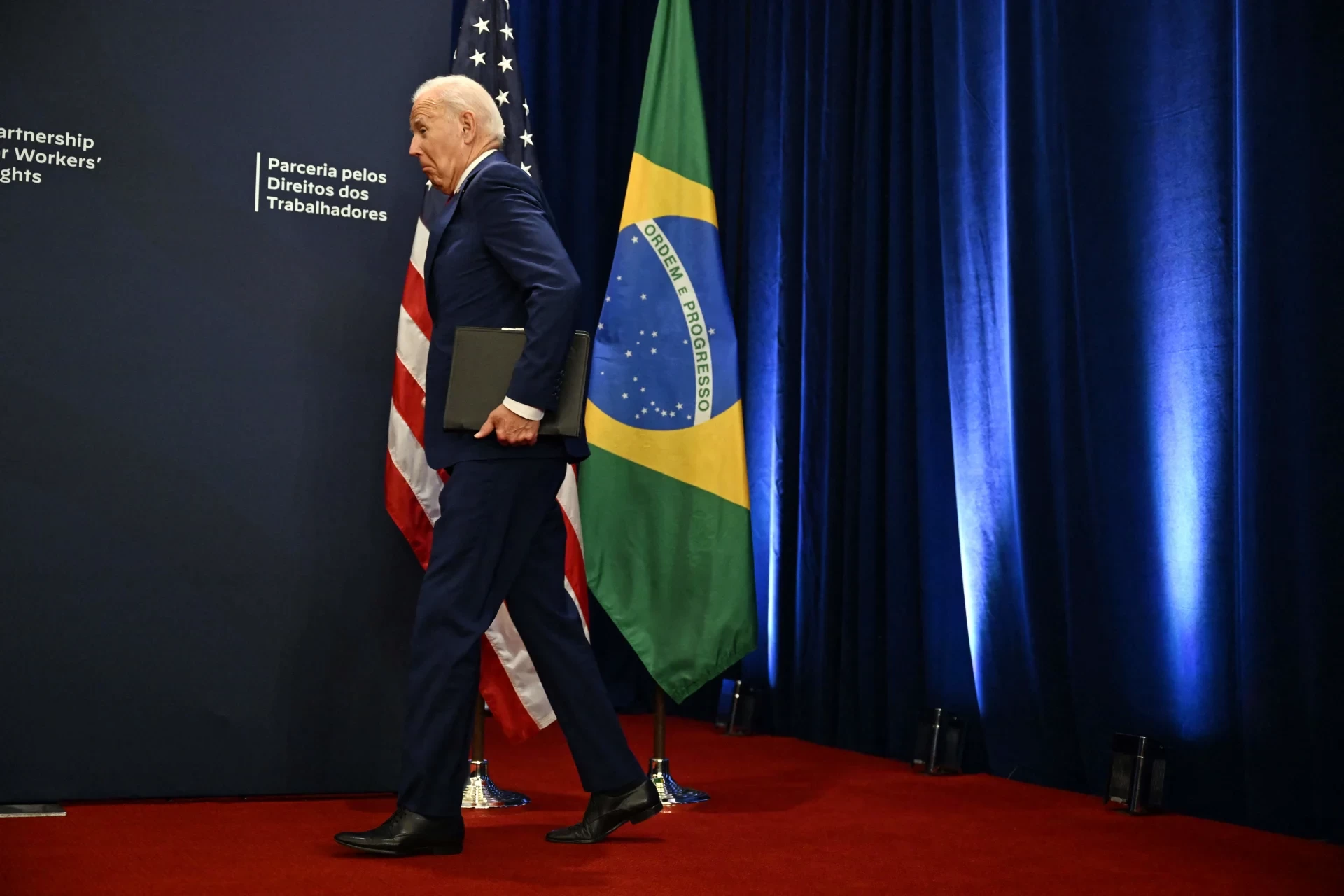 بايدن يترك نظيره البرازيلي على المنصة دون مصافحته